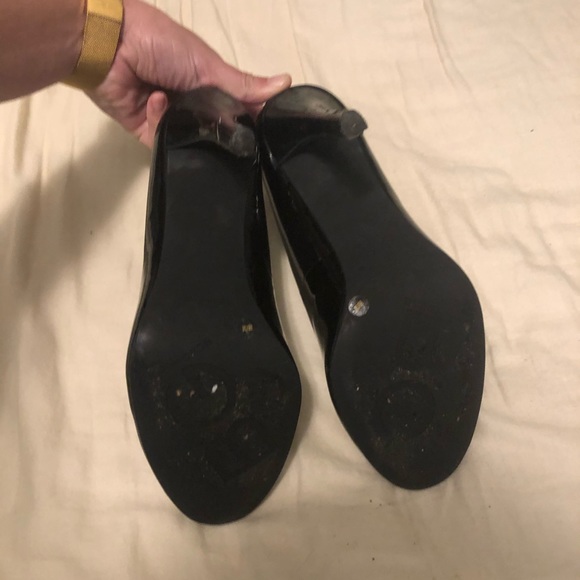 Black closed toe high heels. - Picture 6 of 8